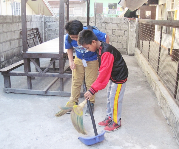 ホームステイフィリピン留学APSE・学び舎を掃除する子供たち