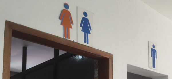 カリボ空港前のレストランのトイレ