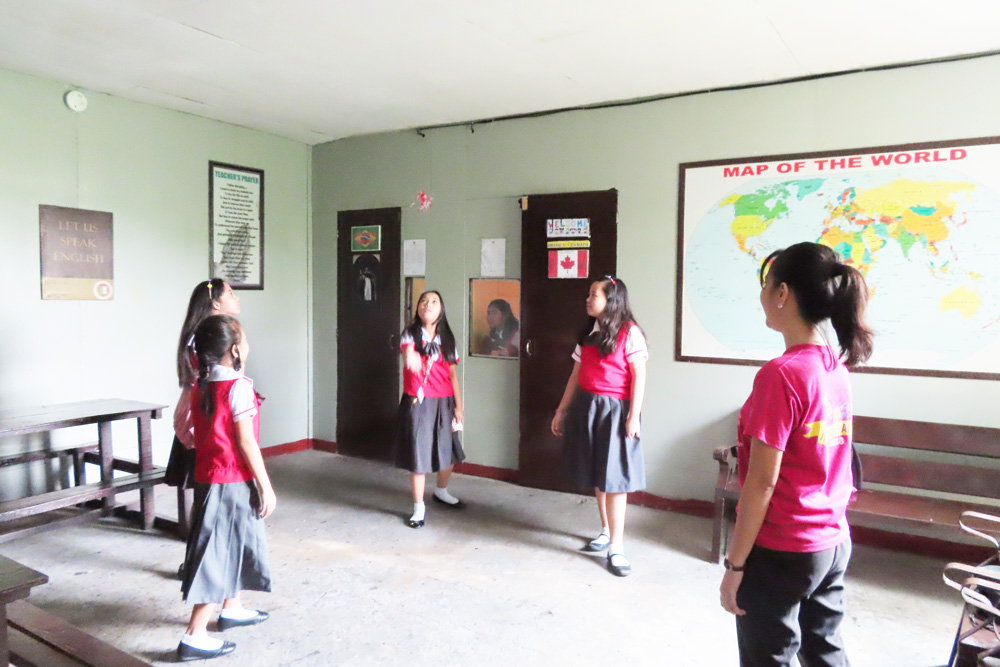 ある日の放課後の子供たちと先生_フィリピンの国技Sipaという遊び_本当は蹴るらしい