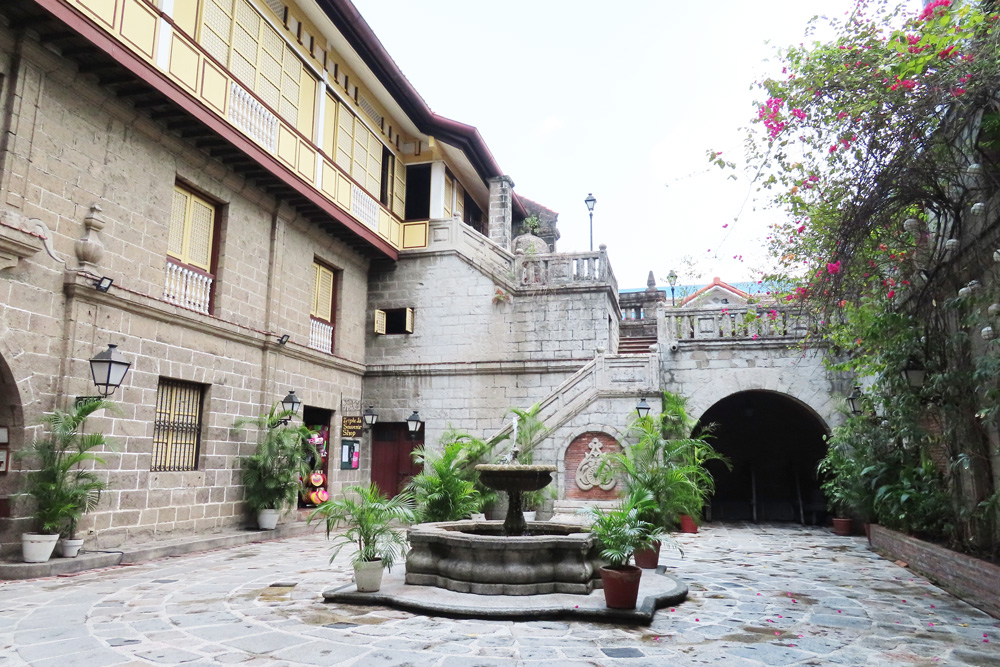 フィリピン留学APSE・カーサマニラ博物館‐中庭2